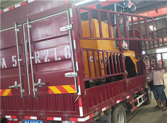 發(fā)往內(nèi)蒙的有機(jī)肥設(shè)備履帶翻拋機(jī)