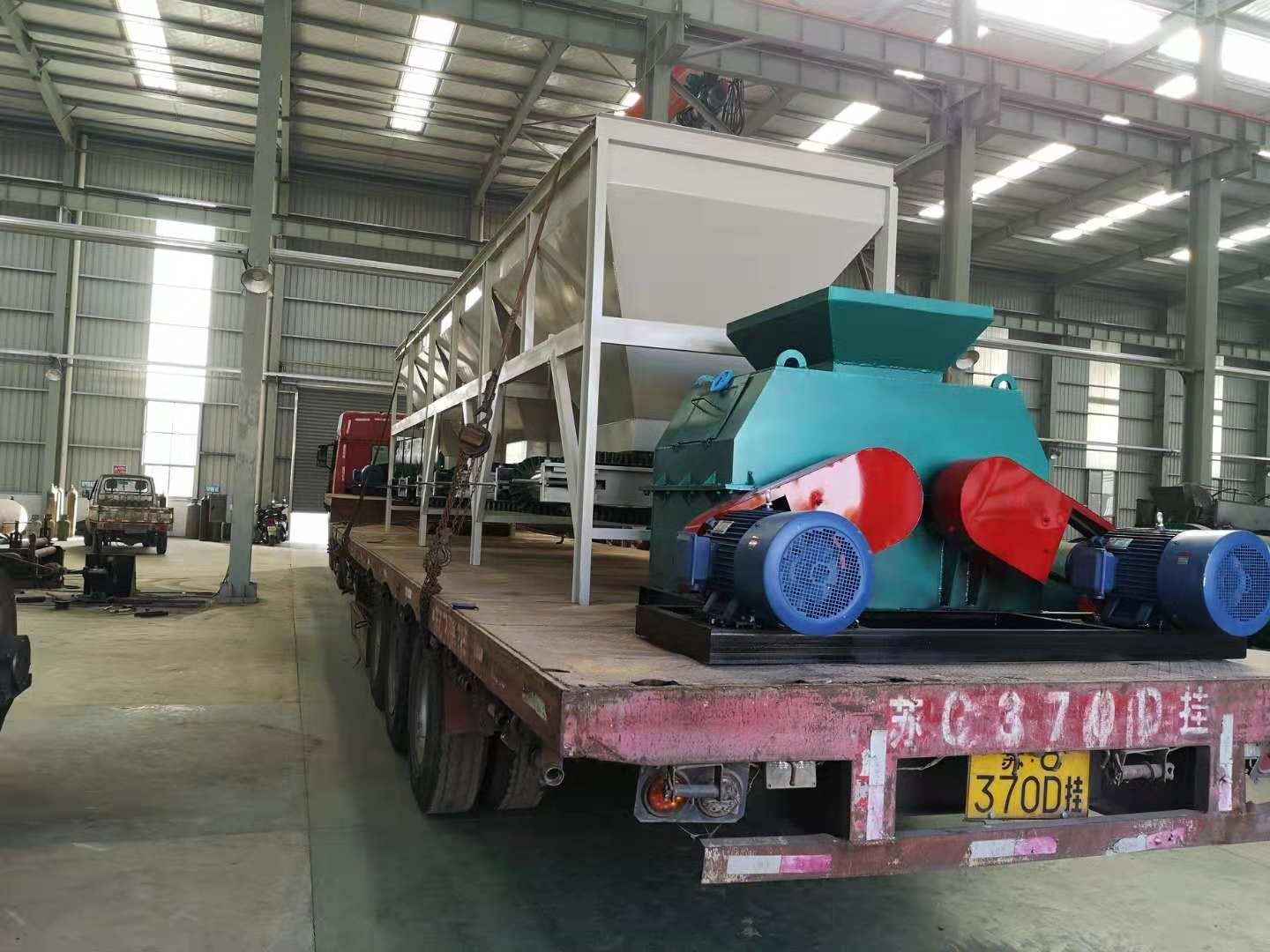 雙軸鏈破粉碎機(jī)和我動(dòng)態(tài)自動(dòng)配料機(jī)準(zhǔn)備發(fā)貨