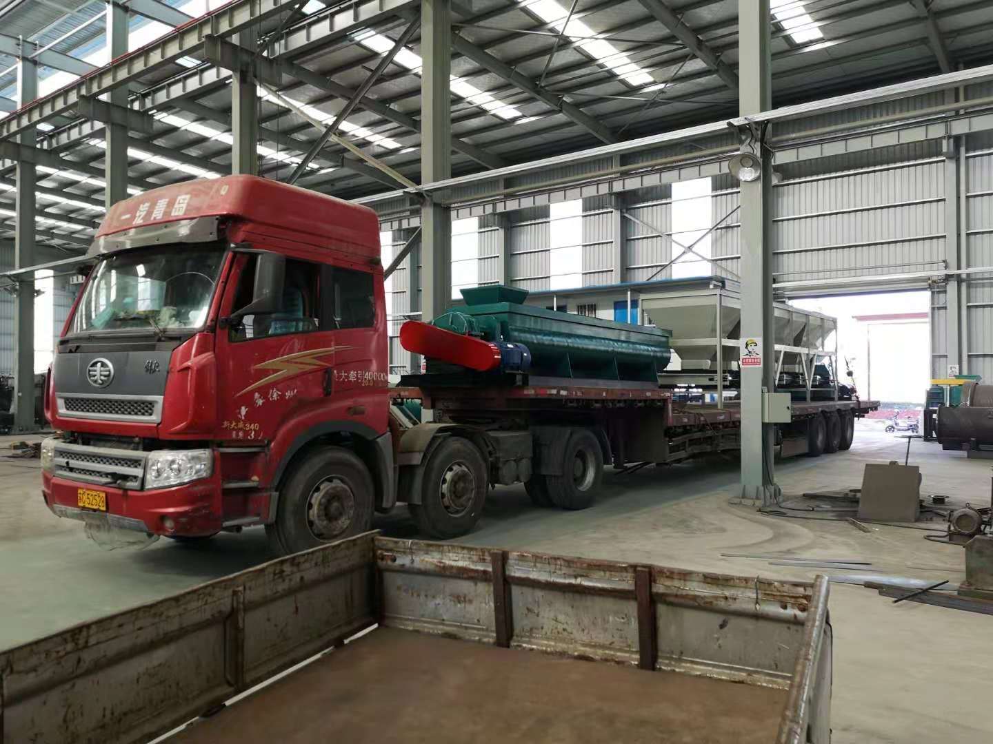 雙軸攪拌機(jī)和動(dòng)態(tài)自動(dòng)配料倉(cāng)準(zhǔn)備發(fā)貨