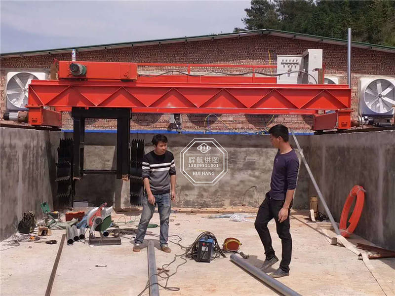 小型輪盤翻拋機安裝現(xiàn)場