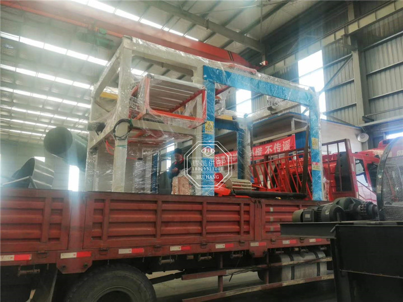 輝航機(jī)械高位碼垛機(jī)發(fā)貨現(xiàn)場(chǎng)