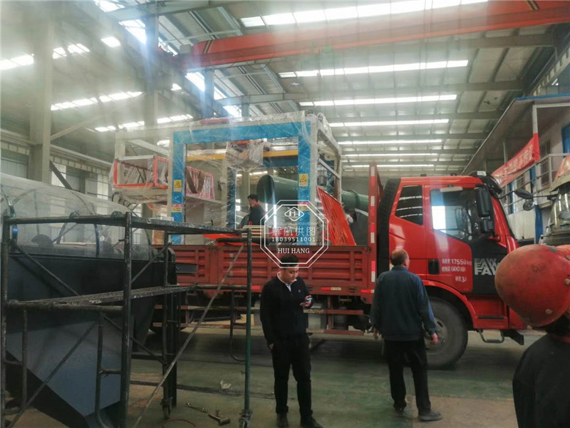 輝航機(jī)械高位碼垛機(jī)發(fā)貨現(xiàn)場(chǎng)