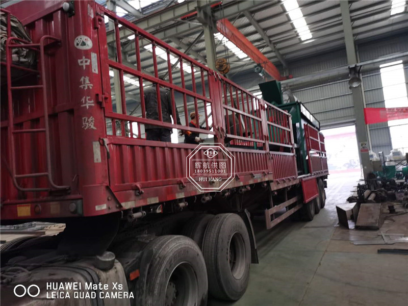 有機(jī)肥篩分機(jī)發(fā)貨現(xiàn)場(chǎng)