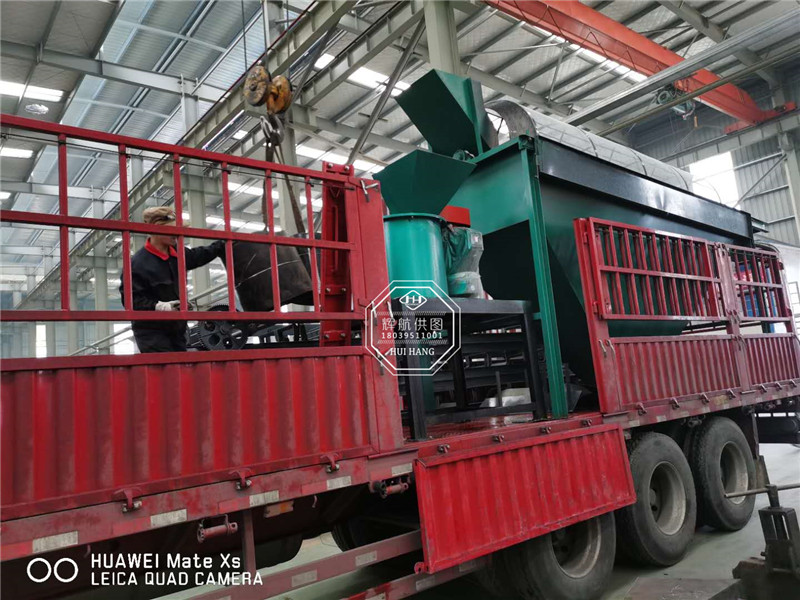 有機(jī)肥篩分機(jī)發(fā)貨現(xiàn)場(chǎng)