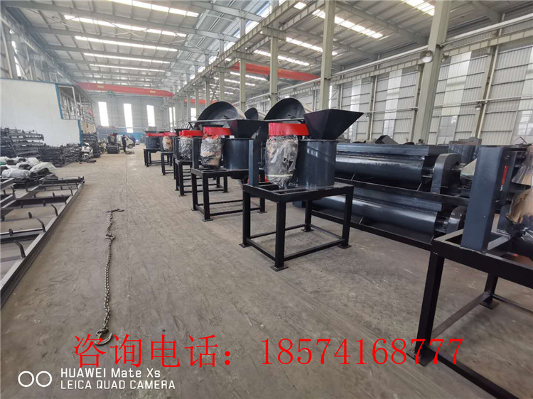 立式有機肥粉碎機生產(chǎn)現(xiàn)場