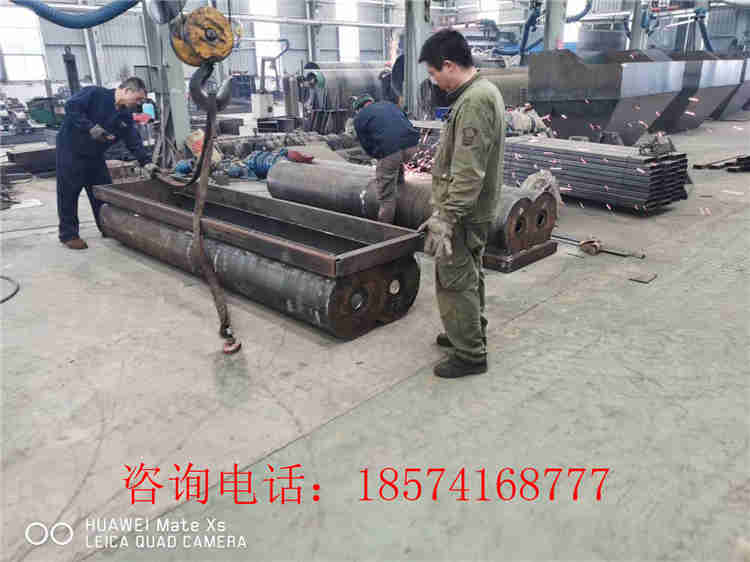 鏟車料倉(cāng)生產(chǎn)加工現(xiàn)場(chǎng)