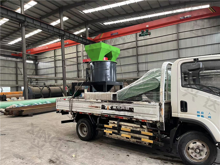 1米立式有機(jī)肥粉碎機(jī)發(fā)貨現(xiàn)場