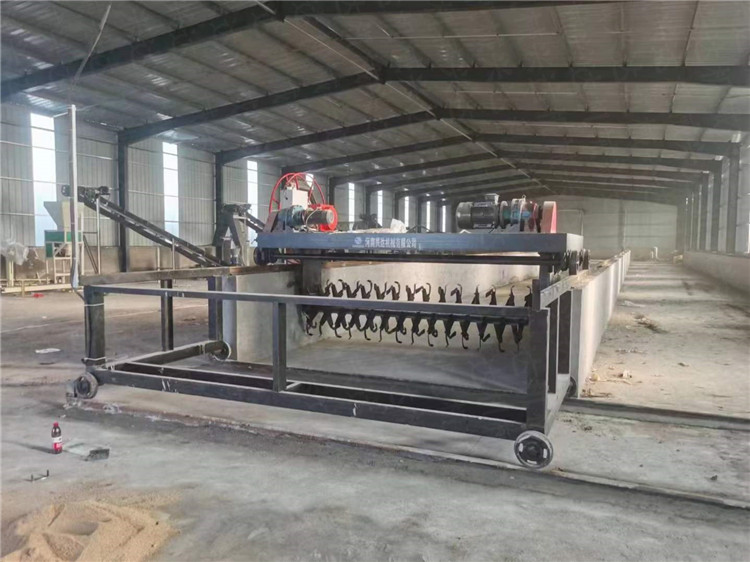 小型有機肥發(fā)酵床自走式糞便翻拋機 大型養(yǎng)殖場禽畜類翻堆槽式翻耙機