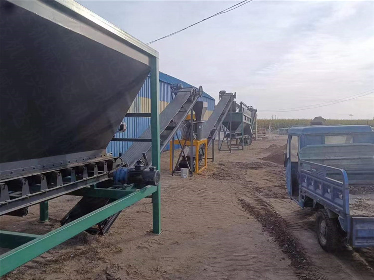 吉林客戶第一條年產(chǎn)1萬噸粉劑有機(jī)肥生產(chǎn)線安裝調(diào)試運(yùn)行現(xiàn)場