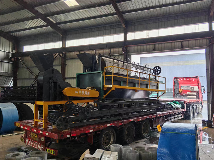 安徽客戶1.5米篩分機(jī),60雙機(jī)粉碎機(jī)發(fā)貨現(xiàn)場(chǎng)