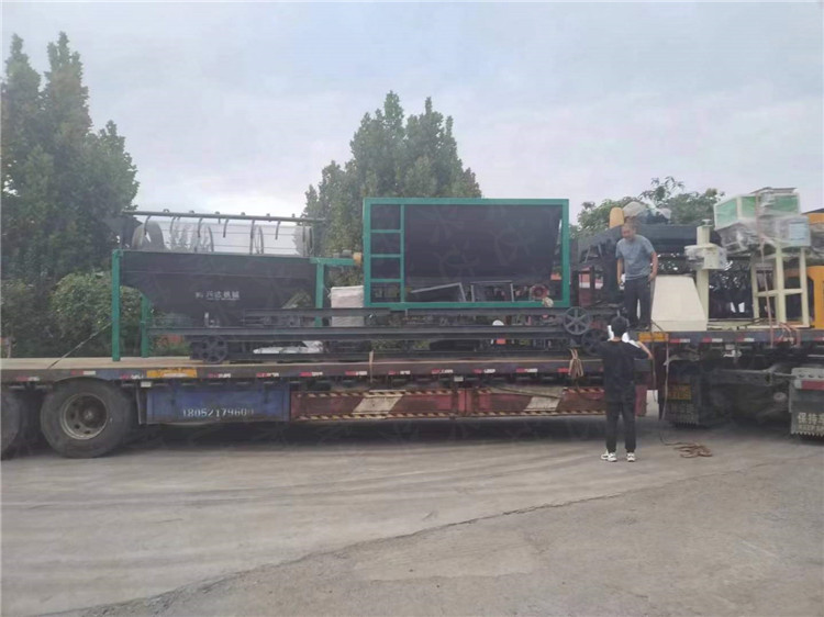 吉林客戶年產(chǎn)5000噸粉劑有機(jī)肥生產(chǎn)線發(fā)貨現(xiàn)場(chǎng)