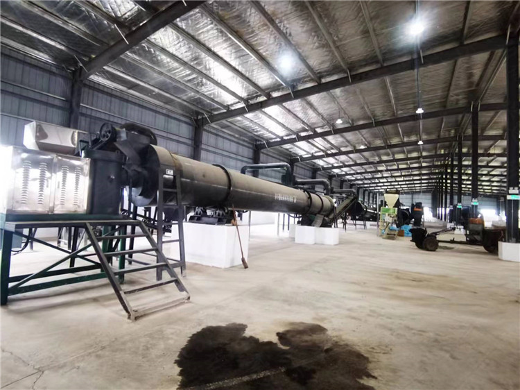 甘肅張掖客戶有機(jī)肥免烘干造粒生產(chǎn)線安裝現(xiàn)場