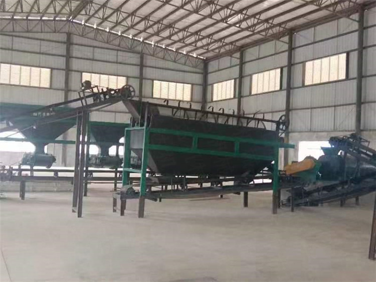 云南建水客戶年產(chǎn)2萬噸顆粒有機(jī)肥生產(chǎn)線安裝現(xiàn)場
