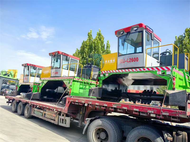 有機(jī)肥設(shè)備履帶翻拋機(jī)發(fā)貨現(xiàn)場(chǎng)