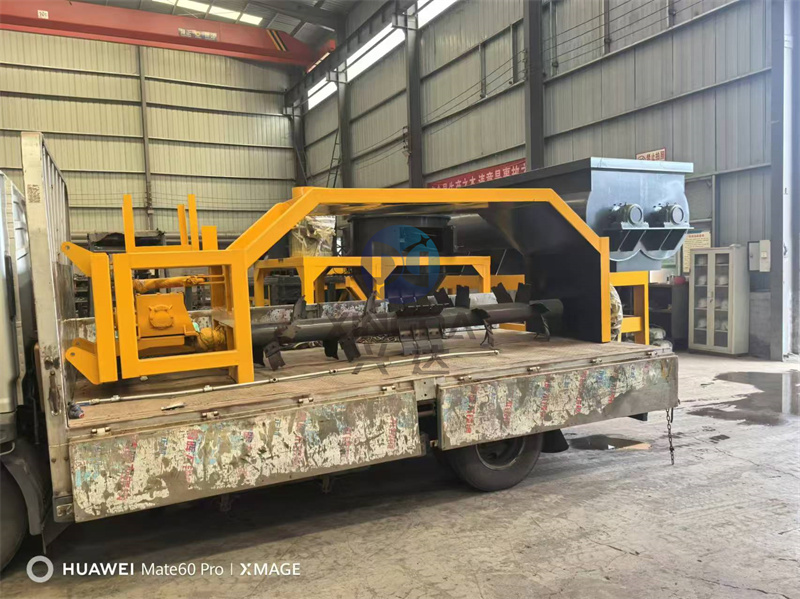 有機(jī)肥設(shè)備牽引式翻拋機(jī)出口現(xiàn)場(chǎng)