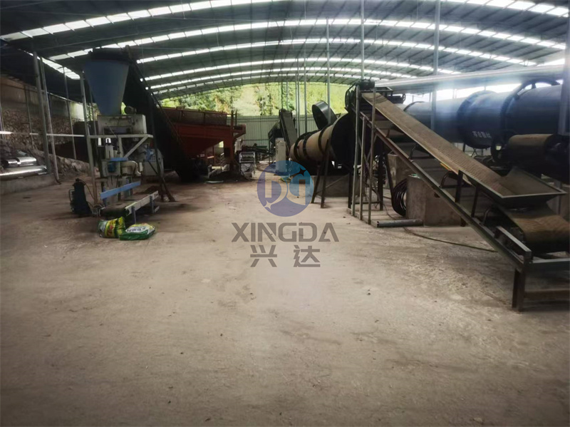 年產(chǎn)2萬(wàn)噸顆粒有機(jī)肥生產(chǎn)線安裝現(xiàn)場(chǎng)