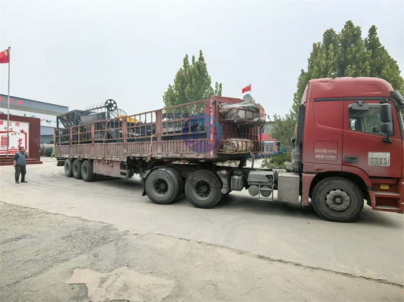 年產(chǎn)1萬噸的粉劑有機肥生產(chǎn)線發(fā)貨現(xiàn)場