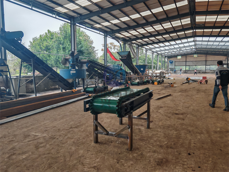 水溶性配方肥有機(jī)肥生產(chǎn)線設(shè)備安裝現(xiàn)場(chǎng)