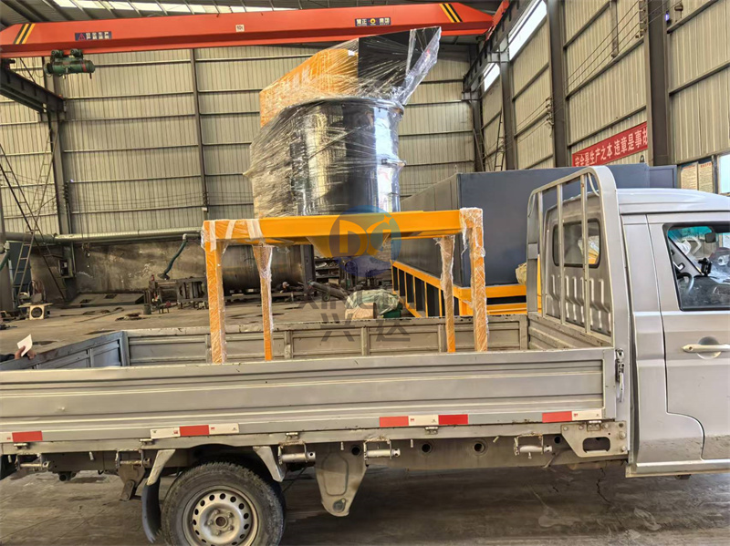 60型有機肥設備立式粉碎機發(fā)貨現(xiàn)場