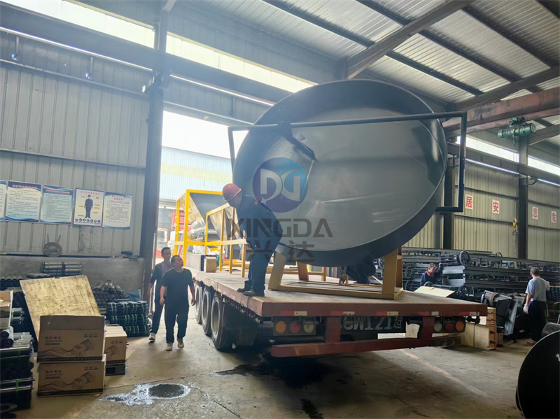 年產(chǎn)5萬噸顆粒有機(jī)肥設(shè)備發(fā)貨現(xiàn)場(chǎng)