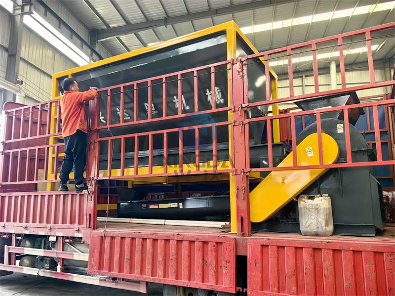 1.5米有機(jī)肥設(shè)備鏟車料倉(cāng)發(fā)貨現(xiàn)場(chǎng)