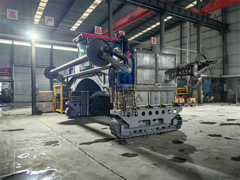 有機(jī)肥液壓履帶翻拋機(jī)制作現(xiàn)場