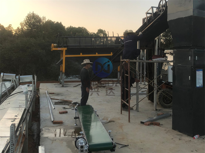 年產(chǎn)1萬(wàn)噸粉劑有機(jī)肥生產(chǎn)線安裝現(xiàn)場(chǎng)