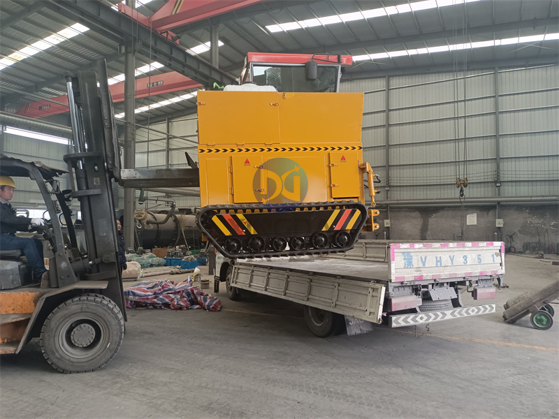 有機(jī)肥發(fā)酵設(shè)備履帶翻拋機(jī)發(fā)貨現(xiàn)場(chǎng)