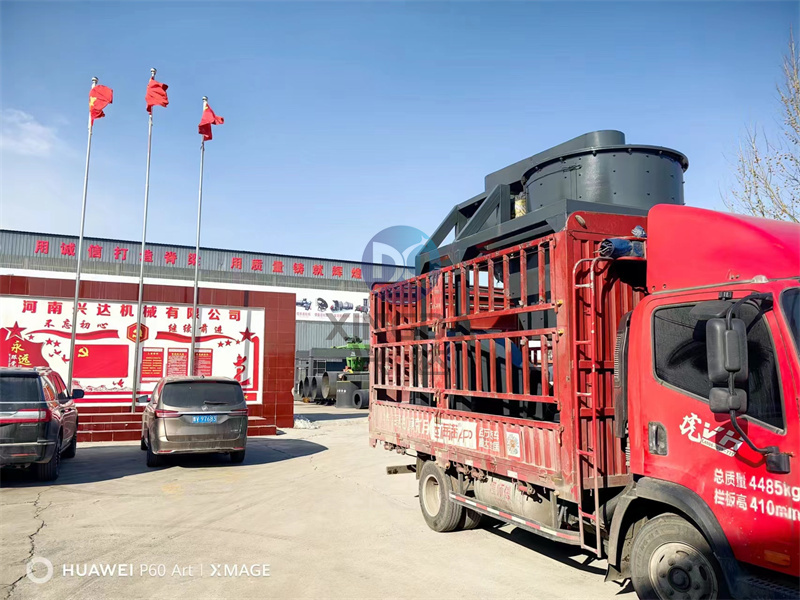 雞糞有機(jī)肥粉碎設(shè)備立式粉碎機(jī)發(fā)貨現(xiàn)場(chǎng)