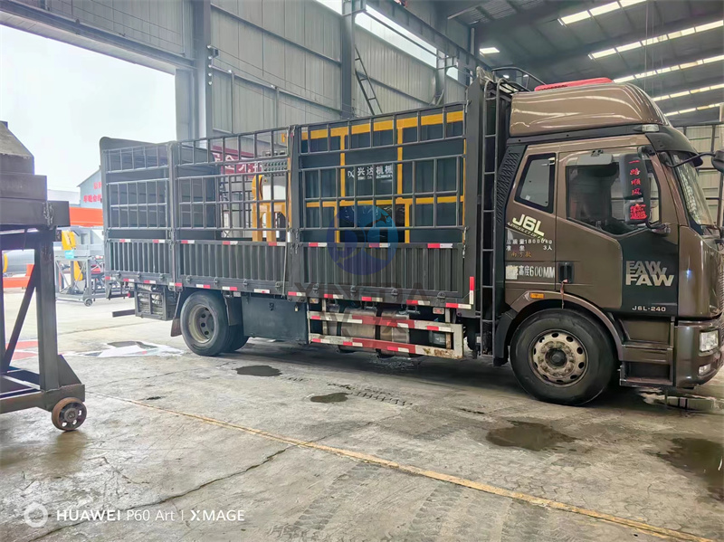 南陽(yáng)養(yǎng)殖戶有機(jī)肥發(fā)酵罐裝車發(fā)貨現(xiàn)場(chǎng)