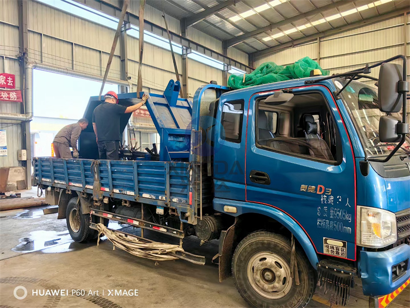 新型翻拋設(shè)備牽引式翻拋機發(fā)貨現(xiàn)場