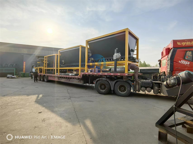 羊糞有機肥生產(chǎn)線設(shè)備裝車現(xiàn)場