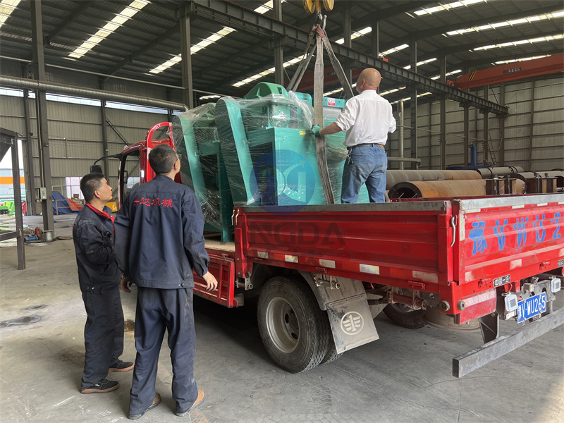 顆粒有機肥生產(chǎn)線設(shè)備對輥擠壓造粒機發(fā)貨現(xiàn)場