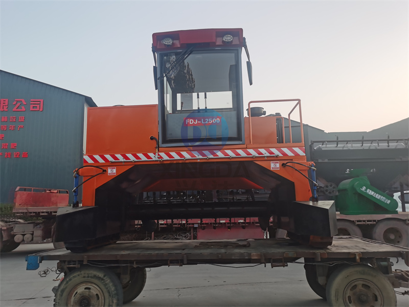 有機肥行走式履帶翻拋機裝車發(fā)貨