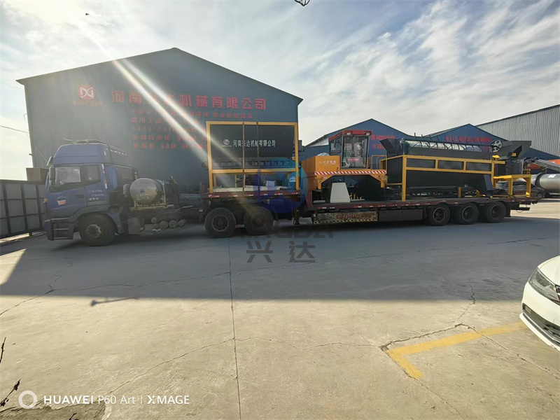 有機肥設(shè)備履帶翻拋機發(fā)貨現(xiàn)場