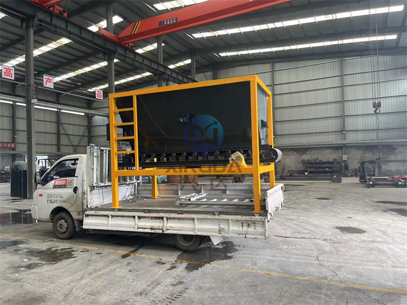 有機(jī)肥配套設(shè)備鏟車料倉發(fā)貨現(xiàn)場