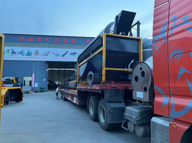 牛糞有機(jī)肥生產(chǎn)線設(shè)備裝車現(xiàn)場