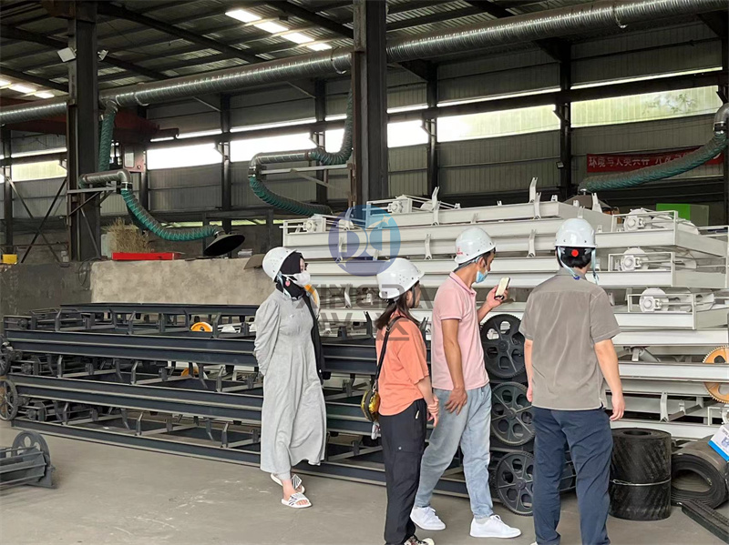客戶來(lái)廠參觀有機(jī)肥設(shè)備加工現(xiàn)場(chǎng)