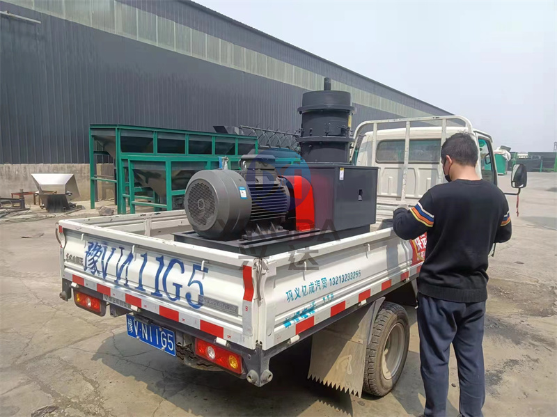 有機(jī)肥免烘干造粒機(jī)發(fā)貨現(xiàn)場