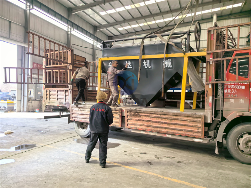 1.2米滾筒式篩分機(jī)裝車現(xiàn)場