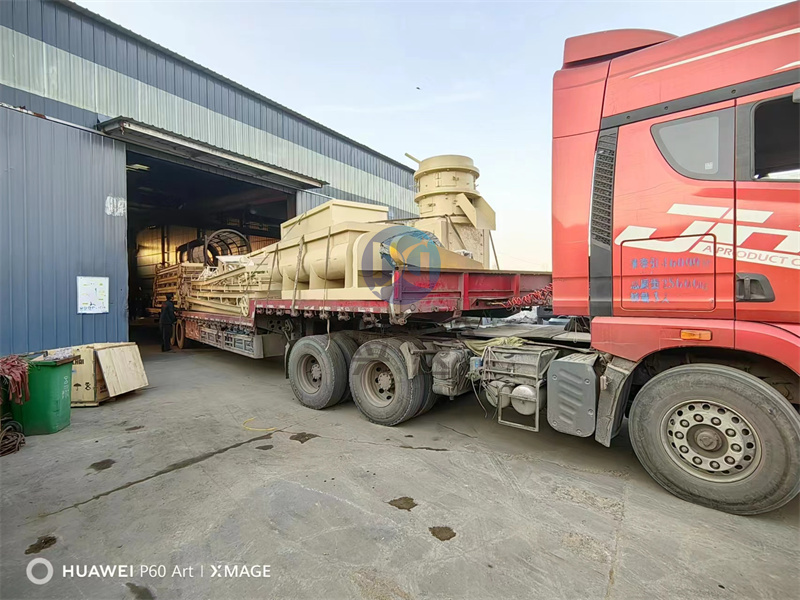 雞糞有機(jī)肥生產(chǎn)線設(shè)備發(fā)貨現(xiàn)場