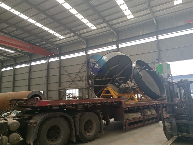 圓盤造粒機(jī)和有機(jī)肥篩分機(jī)發(fā)貨現(xiàn)場