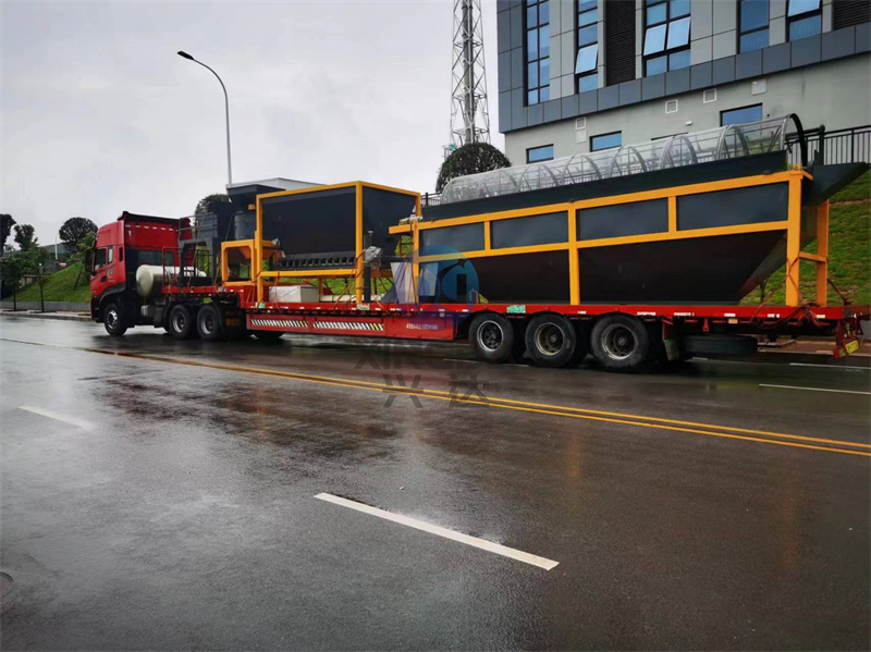 粉狀污泥有機肥生產(chǎn)線設(shè)備到貨現(xiàn)場