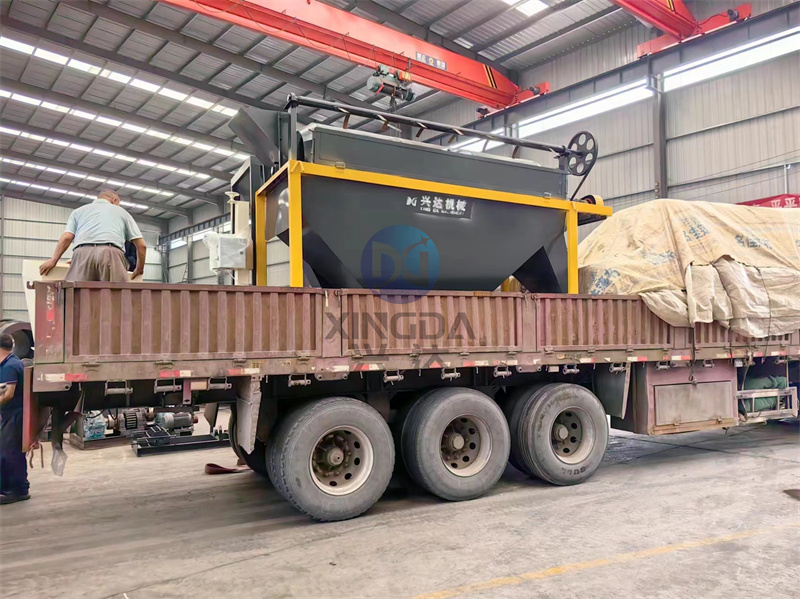 滾筒篩分機(jī)與包裝機(jī)發(fā)貨現(xiàn)場(chǎng)