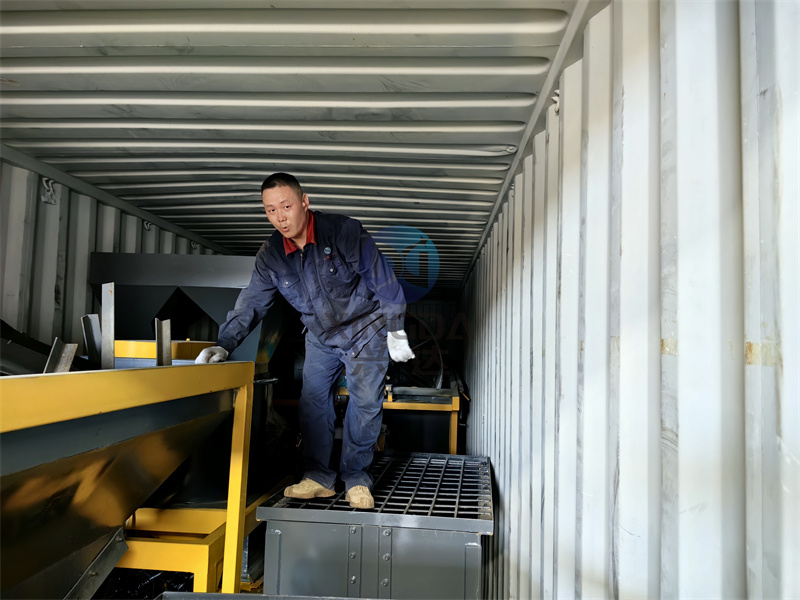 出口設(shè)備年產(chǎn)3萬(wàn)噸顆粒有機(jī)肥生產(chǎn)線設(shè)備發(fā)貨現(xiàn)場(chǎng)