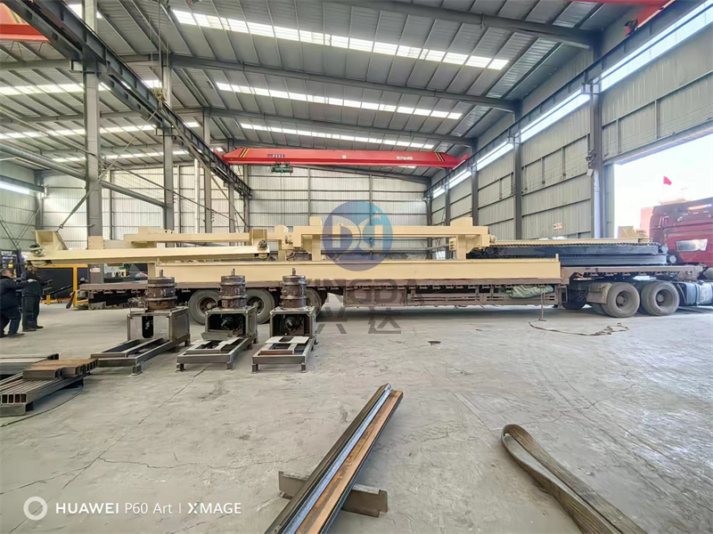 年產(chǎn)2萬(wàn)噸免烘干生產(chǎn)線設(shè)備發(fā)貨現(xiàn)場(chǎng)