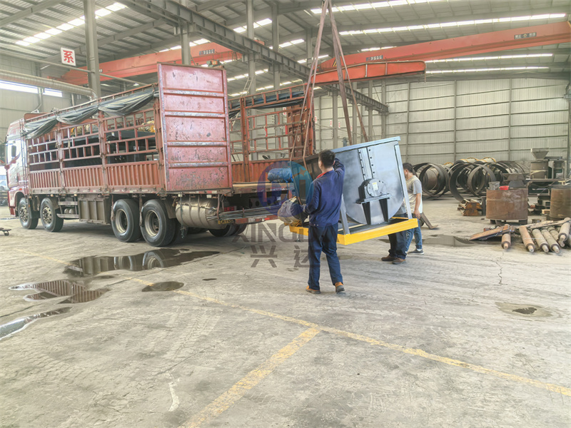 有機(jī)肥設(shè)備臥式攪拌機(jī)與槽式翻拋機(jī)發(fā)貨現(xiàn)場(chǎng)