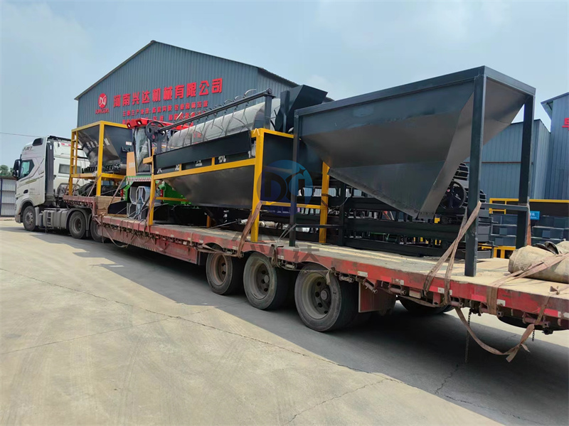 年產(chǎn)1萬(wàn)噸粉劑有機(jī)肥生產(chǎn)線設(shè)備發(fā)貨現(xiàn)場(chǎng)