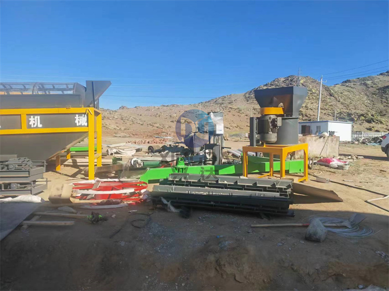 年產(chǎn)3萬噸污泥有機(jī)肥設(shè)備安裝現(xiàn)場