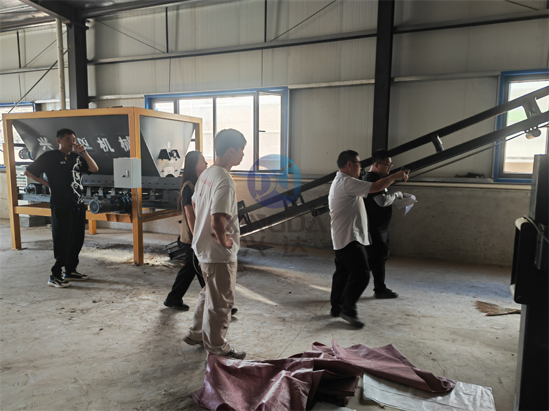 政府對(duì)污泥有機(jī)肥生產(chǎn)線設(shè)備驗(yàn)收現(xiàn)場(chǎng)